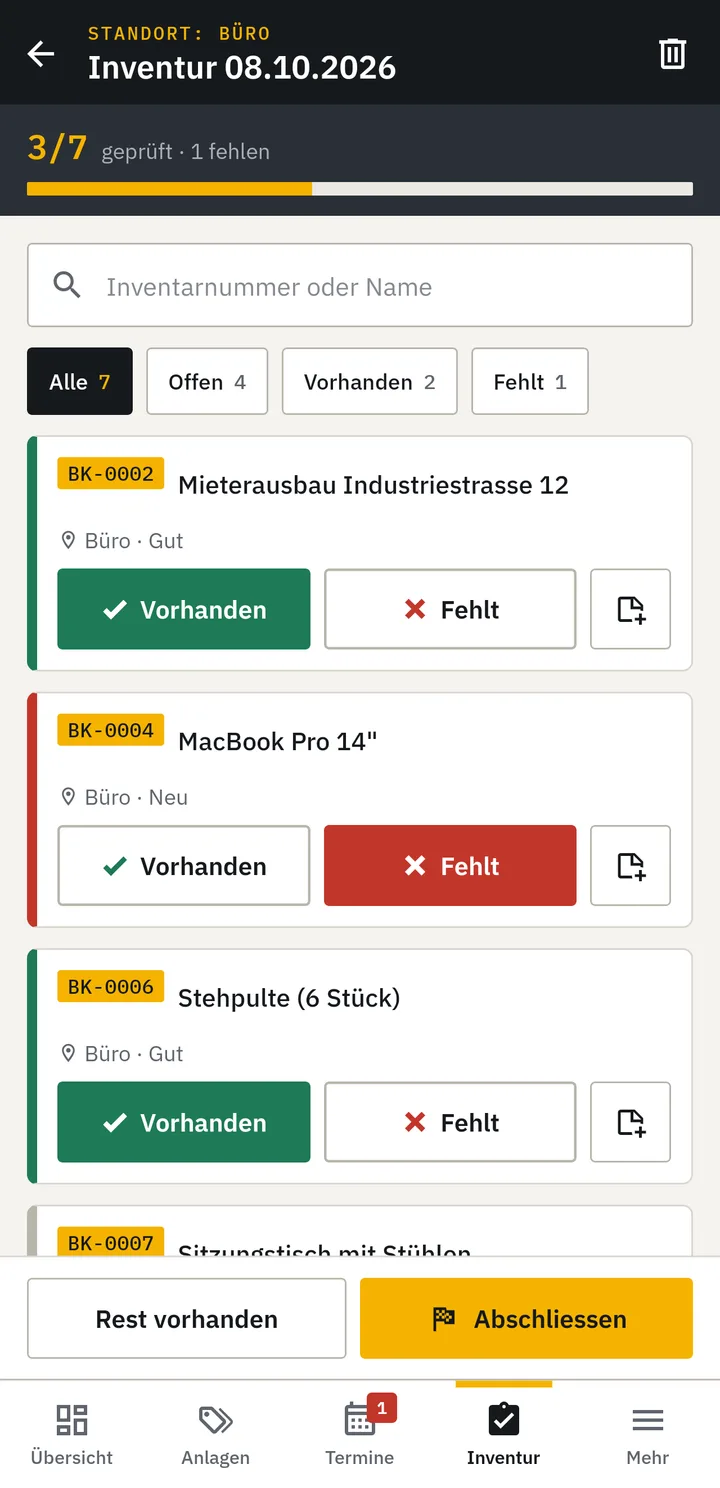 Laufende Inventur mit Fortschrittsanzeige und Anlagen, die als vorhanden oder fehlend markiert werden